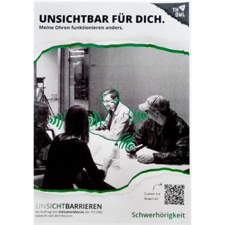 Foto: Plakat mit schwarz-weiß Foto in der Mitte. Darauf ein grün umrandeter, leicht lächelnder junger Mann, der mit drei Personen an einem Tisch sitzt. Von den Mündern der Drei gehen gezeichnete, gekrümmte, länger werdende Linien aus in Richtung Mann. Dieser hat drei kurze gekrümmte Linien kurz vor seinem Ohr. Oben und unten auf dem Plakat sind Papierschnipsel mit Text. Auf dem oberen steht: „Unsichtbar für dich. Meine Ohren funktionieren anders.“. Auf dem unteren steht links: „Unsichtbarrieren. Im Auftrag des Inklusionsbüros der TH OWL.“, rechts „Schwerhörigkeit“ und darüber ein QR-Code mit dem Text „Scannen für Animation!“.