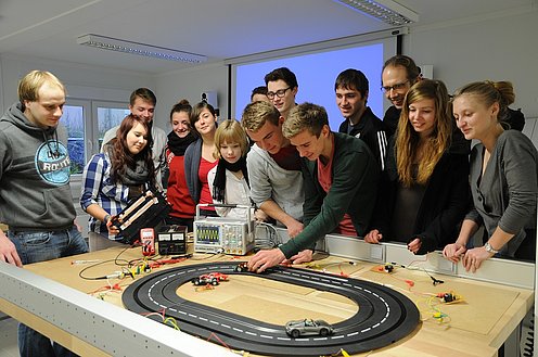 Gruppe an Carrera-Bahn Gruppe an Carrera-Bahn