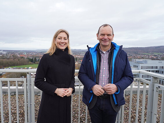 Foto: Ein Mann und eine Frau stehen auf der Aussichtsplattform der TH OWL in Lemgo.