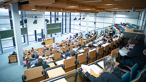 Studierende im Hoersaal