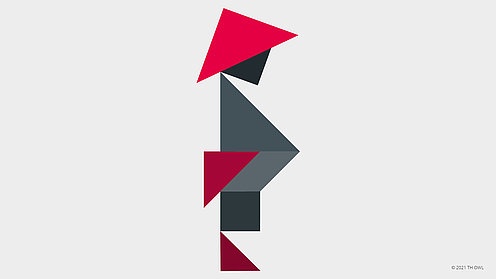 Aufrecht stehende Figur, die sich aus den mehrfarbigen geometrischen Formen des Tangrams zusammensetzt Aufrecht stehende Figur, die sich aus den mehrfarbigen geometrischen Formen des Tangrams zusammensetzt