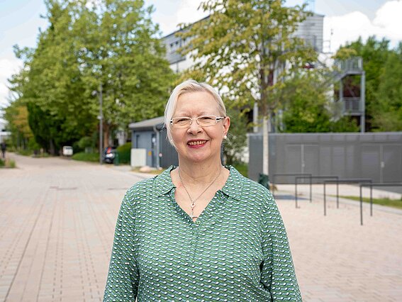 Frau: Eine Frau steht auf dem Campus der TH OWL.