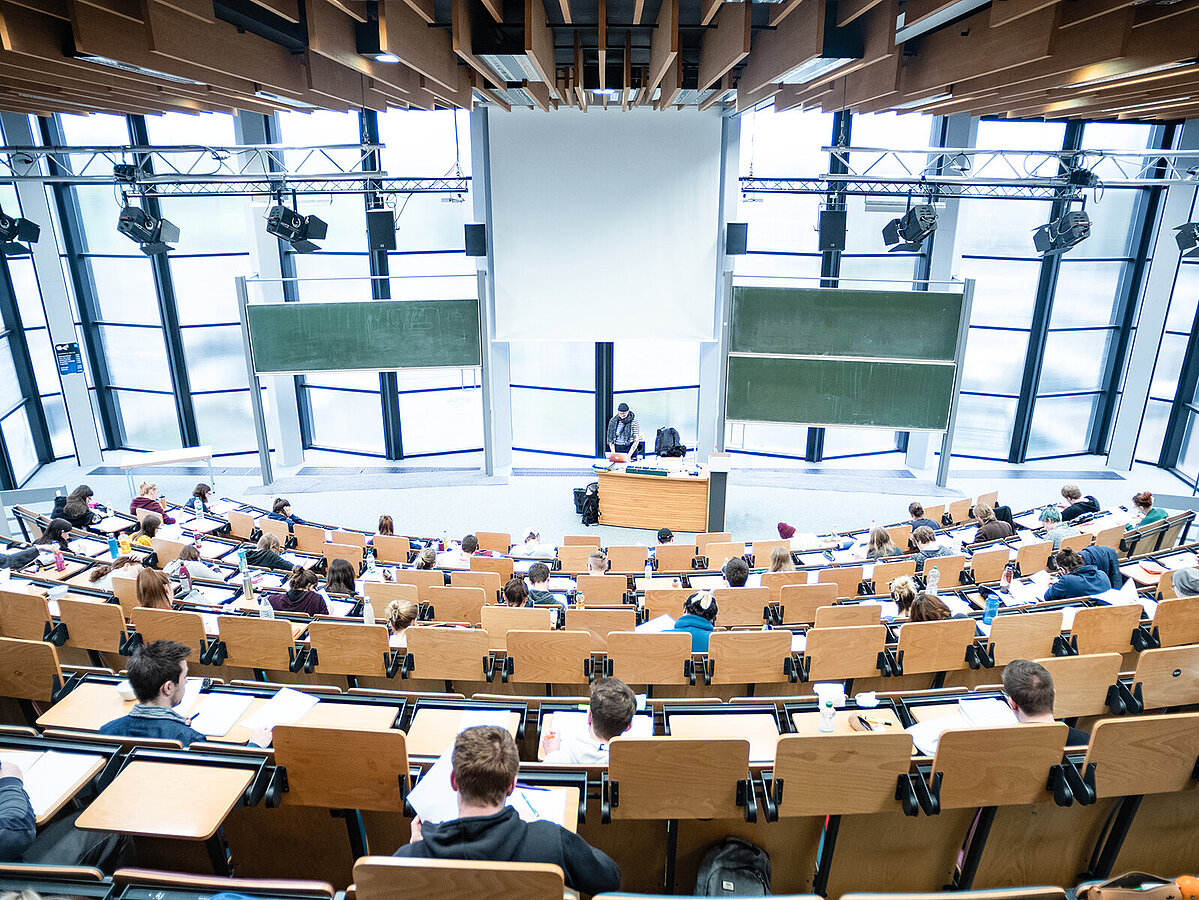 Foto: Studierende im Audimax der TH OWL in Lemgo, Blick aus einer hinteren Reihe Richtung Tafel