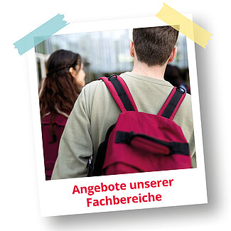Angebote der Fachbereiche Polaroidfoto von Studierenden mit Rucksäcken auf dem Campus. Sichtbarer Text: ‚Angebote unserer Fachbereiche‘