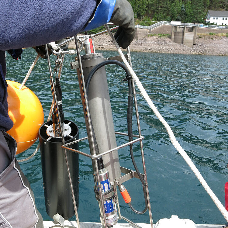 Person entnimmt Wasserproben auf der Ohratalsperre