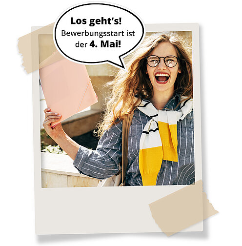 Polaroidfoto einer jubelnden Studentin mit Unterlagen. Sprechblase: ‚Los geht’s! Bewerbungsstart ist der 4. Mai!‘