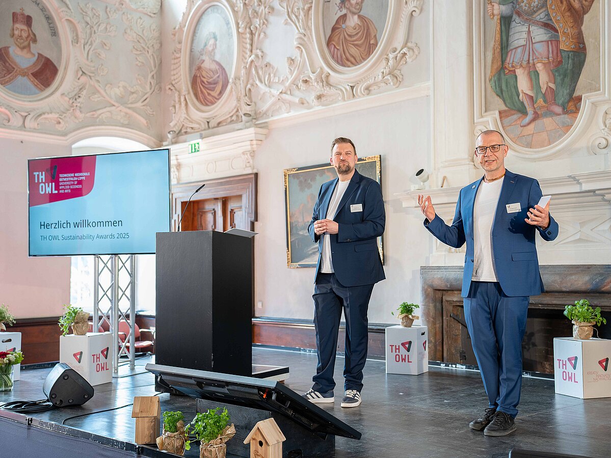 Moderiert und koordiniert wurde die Veranstaltung vom Nachhaltigkeitsmanagement der TH OWL, das seit 2023 die Weiterentwicklung der Hochschule im Bereich Nachhaltigkeit systematisch fördert (links, Christian Einsiedel; rechts Dr. Christoph Harrach) 