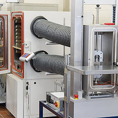 Klimakammer mit Zugprüfmaschine Klimakammer mit Zugprüfmaschine