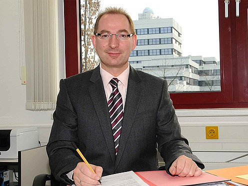 2010 Neuer Präsident Dr. Oliver Herrmann Der neue Präsident Dr. Oliver Herrmann 2010 an seinem Schreibtisch