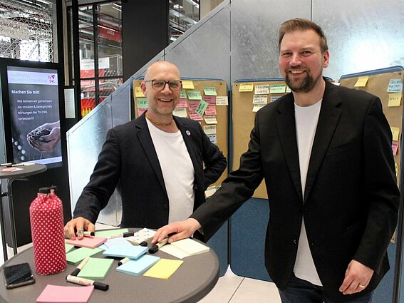 Dr. Christoph Harrach und Christian Einsiedel (Nachhaltigkeits-Manager der TH OWL) beim Workshop am Tag der offenen Tür 2024