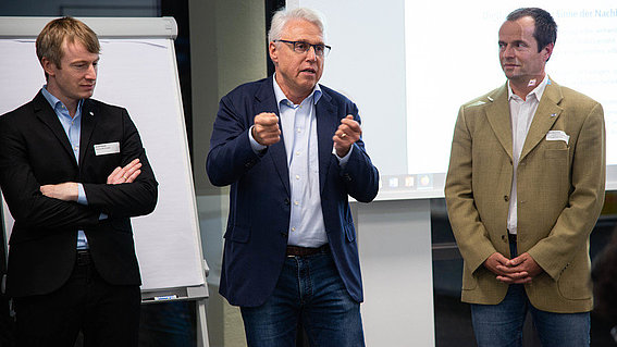 In der Diskussion über den richtigen Zeitpunkt zur Einführung von 5G in Produktionsprozesse (v.l.n.r.): Dimitri Block (Weidmüller Interface GmbH & Co. KG), Thomas Schildknecht (Schildknecht AG), Arne Neumann (inIT TH OWL Lemgo) Foto: Copyright: SICP Paderborn