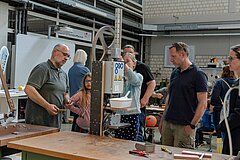 Neugierig und konzentriert: Ein Mädchen entdeckt die Welt der Technik mit eigenen Händen.