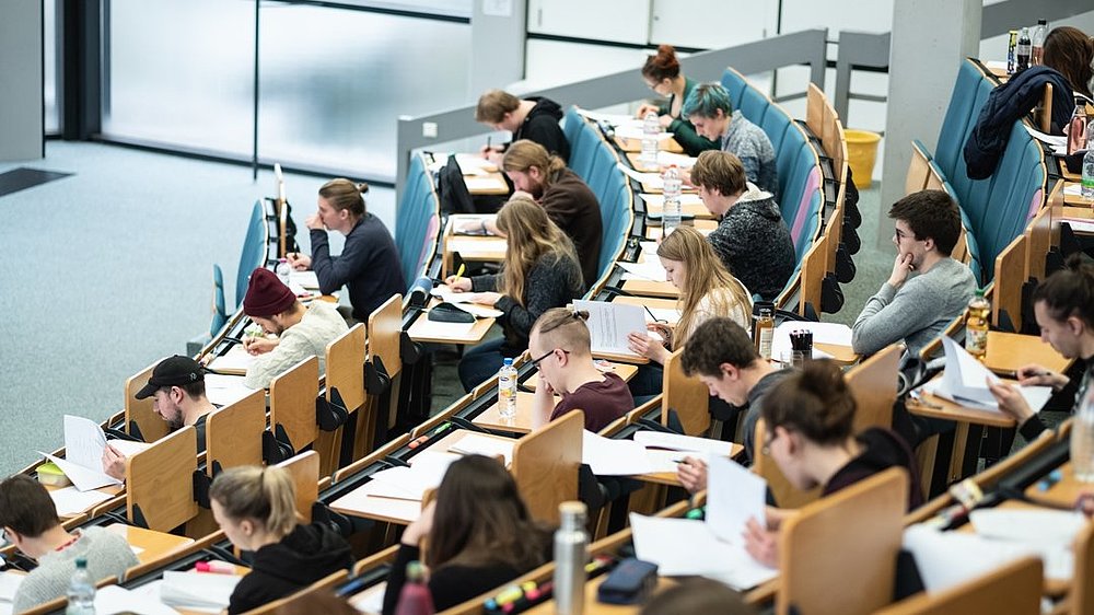 Der Studiengang Wirtschaftsingenieurwesen belegt Spitzenplätze im CHE Ranking.: Produktion - TH OWL