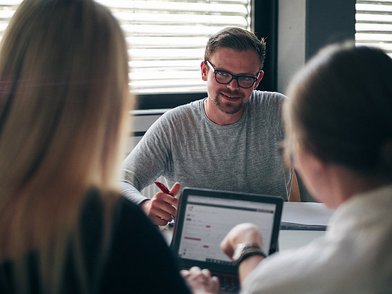 Mit Stipendium Promovieren Studierende bei der Gruppenarbeit