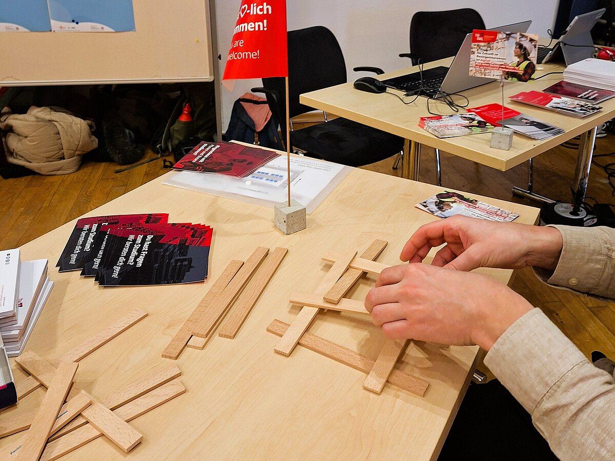 Magic at the action day: What intelligent entanglement has to do with Leonardo