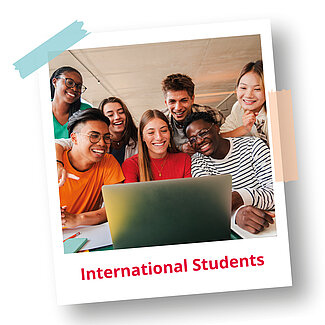 International students Polaroidfoto einer internationalen Gruppe Studierender vor einem Laptop. Sichtbarer Text: ‚International Students‘.