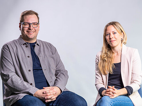 Bild vom Team des QM Studium und Lehre: Jannis Giese und Tammy Ries