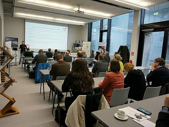 Expert:innen der Land- und Ernährungswirtschaft tauschten sich in der neuen Future Food Factory OWL aus. Auf dem Foto sichtbar ist auch die offene Glasfront, die Transparenz nach außen schafft.