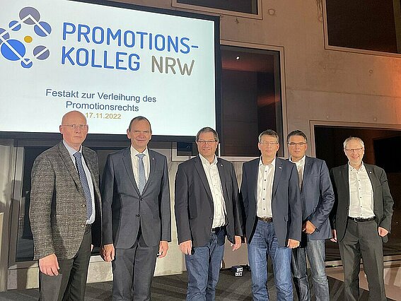 Ein Meilenstein für die TH OWL und die HAW in NRW. Professoren und Hochschulpräsident der TH OWL Jürgen Krahl freuen sich über das Promotionsrecht für das Promotionskolleg NRW. V.l.n.r. Professor Dr. Klaus Maas (Fachbereich Umweltingenieurwesen und Angewandte Informatik), Professor Dr. Jürgen Krahl (Präsident der TH OWL), Professor Dr. Stefan Witte (Vizepräsident für Forschung und Transfer der TH OWL), Professor Dr. Volker Lohweg (Leiter Institut für industrielle Informationstechnik), Professor Dr. Jürgen Jasperneite (Fachbereich Elektrotechnik und Technische Informatik, Direktor Fraunhofer IOSB-INA Lemgo), Professor Dr. Holger Borcherding (Fachbereich Elektrotechnik und Technische Informatik). 