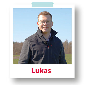 Polaroidfoto von Lukas im Freien vor einer Landschaft mit blauem Himmel.