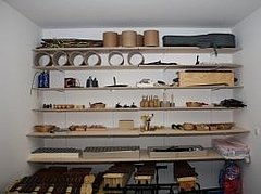 Instrumentenlager der Musikkita Instrumentenlager der Musikkita mit Holzregalbrettern, auf denen die verschiedenen Instrumente lagern
