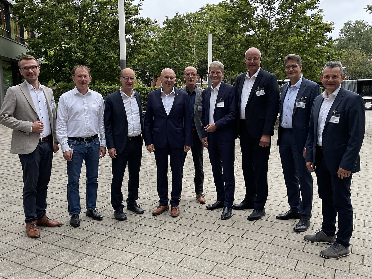 Freuen sich über die Bundesförderung und den Start des Projekts NeMo.bil (von links): Jonathan Behm (Geschäftsführer, Neue Mobilität Paderborn e.V.), Marcus Zwick (Konsortialführer, INYO Mobility GmbH), Ernst Stöckl-Pukall (Referatsleiter, Bundesministerium für Wirtschaft und Klimaschutz), Christoph Rüther (Landrat, Kreis Paderborn), Rainer Vösgen (Technischer Direktor, HOLON GmbH), Nikolaus Risch (Vorstand, Heinz Nixdorf Stiftung), Ulrich Ahle (Geschäftsführer, FIWARE Foundation e.V.), Prof. Dr. Rene Fahr (Vizepräsident, Universität Paderborn) und Projektinitiatior Prof. Dr. Thomas Tröster.