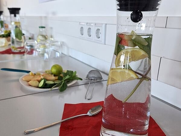 Gläser auf einem Sideboard im Wasserlabor