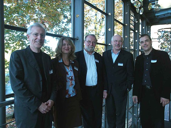 Grafik: Symposiums-Teilnehmer (v. l.) Prof. Dr. Bernhard Weller, Prof.'in Dr. Uta Pottgiesser, Prof. Dr. Alan Brooks, Winfried Brenne, Prof. Dr. Ulrich Knaack.