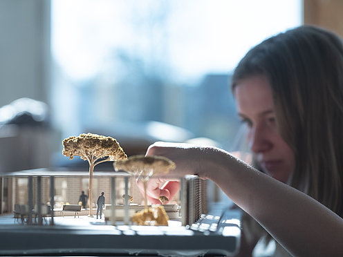 Studentin mit Hausmodell Studentin mit Hausmodell