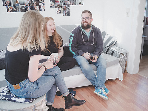 Studierende_beim_Gespraech_in_WG Studierende_beim_Gespraech_in_WG