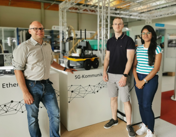 Prof. Dr. Lukasz Wisniewski, Maxim Friesen, and Krithiga Ramesh (from left) are visiting the SmartFactoryOWL. 