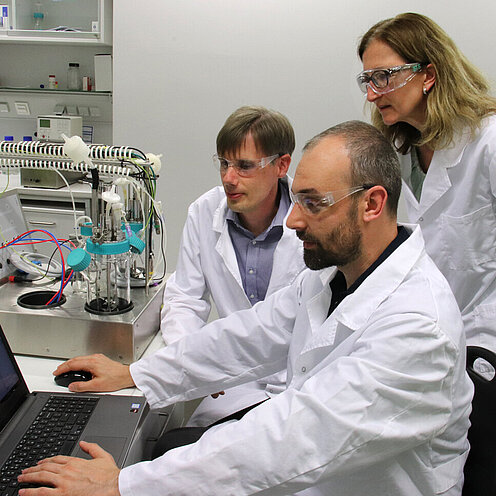 Die Professoren Frahm und Ifrim im Biotechnologie-Labor