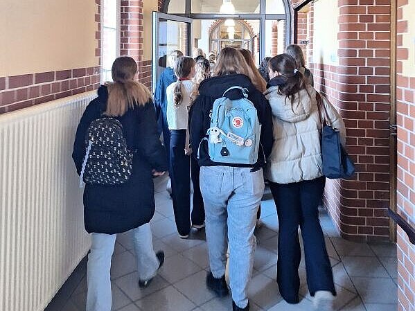 Die Teilnehmerinnen verlassen das Gebäude