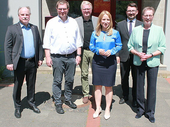 MONOCAB-Gesamtprojektleiter Professor Dr. Thomas Schulte und der Vizepräsident der TH OWL für Forschung und Transfer, Professor Dr. Stefan Witte erläuterten der parlamentarischen Staatssekretärin der FDP im Bundesverkehrsministerium Daniela Kluckert, der scheidenden Präsidentin der Bezirksregierung Detmold Marianne Thomann-Stahl sowie den beiden FDP-Bundestagsabgeordneten Christian Sauter und Frank Schäffer einige aktuelle Forschungsprojekte und -konzepte der TH OWL im Kontext der Mobilität, darunter auch das MONOCAB.