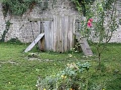 Außenbereich der Musikkita Außenbereich der Musikkita mit einer Rasenfläche und einem Spielturm