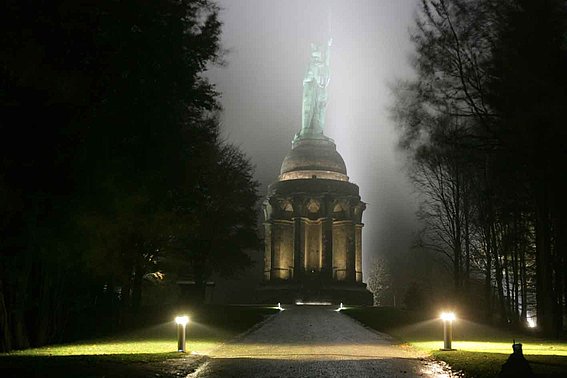 Neues Beleuchtungskonzept der Studierenden für das Hermanns-Denkmal.