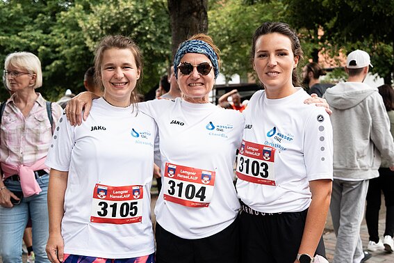 Drei Läuferinnen von wasser^plus OWL, Alexandra Schaefer, Claudia Steinert und Christiane Kurschildgen, laufen gemeinsam beim Hanselauf 2026 in Lemgo.