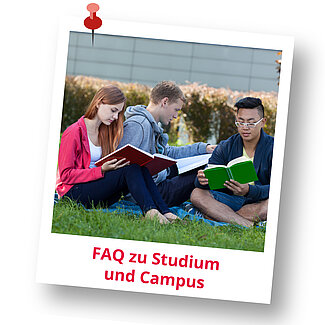FAQ Polaroidfoto von drei Studierenden, die gemeinsam auf einer Wiese lernen. Sichtbarer Text: ‚FAQ zu Studium und Campus‘