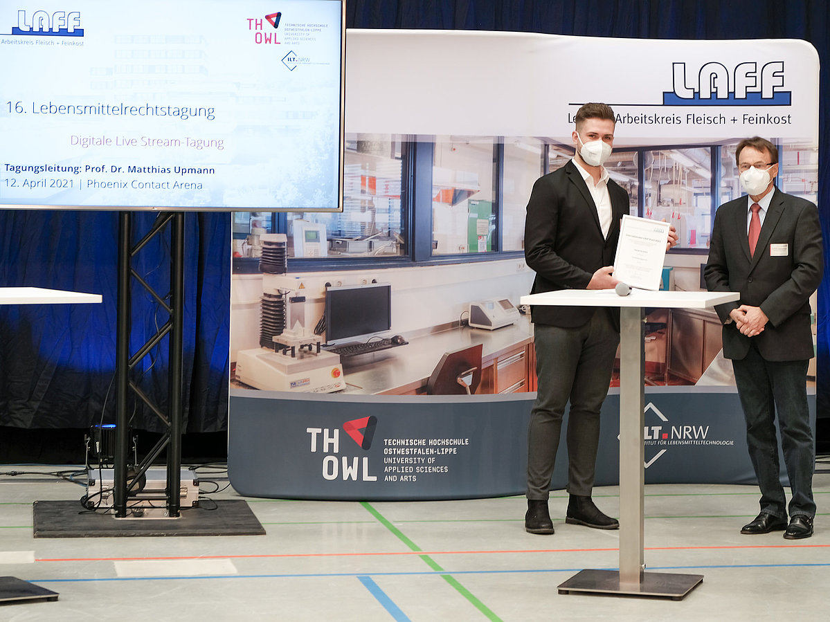 Der Preisträger des Internationalen LAFF Award 2021, Daniel Granitza (links), mit Laudator Prof. Dr.-Ing. Ralf Lautenschläger 