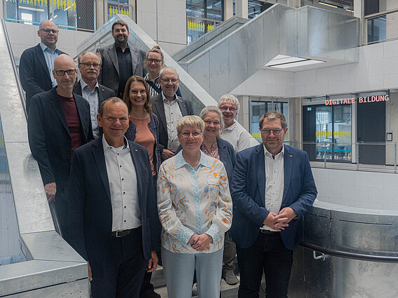 Die TH OWL empfing die Leiterin der Abteilung Forschung sowie die Verantwortliche für Forschungsangelegenheiten an Hochschulen für Angewandte Wissenschaften des nordrhein-westfälischen Ministeriums für Kultur und Wissenschaften. Foto: Eine Gruppe steht auf der Treppe im InnovationSPIN auf dem Innovation Campus in Lemgo.
