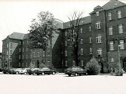 1999 Einweihung Emilienstraße FB3 Außenansicht Emilienstraße B3