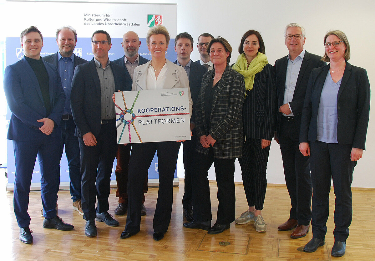 Gruppenfoto aller Projektbeteiligten der Kooperationsplattform mit Ina Brandes
