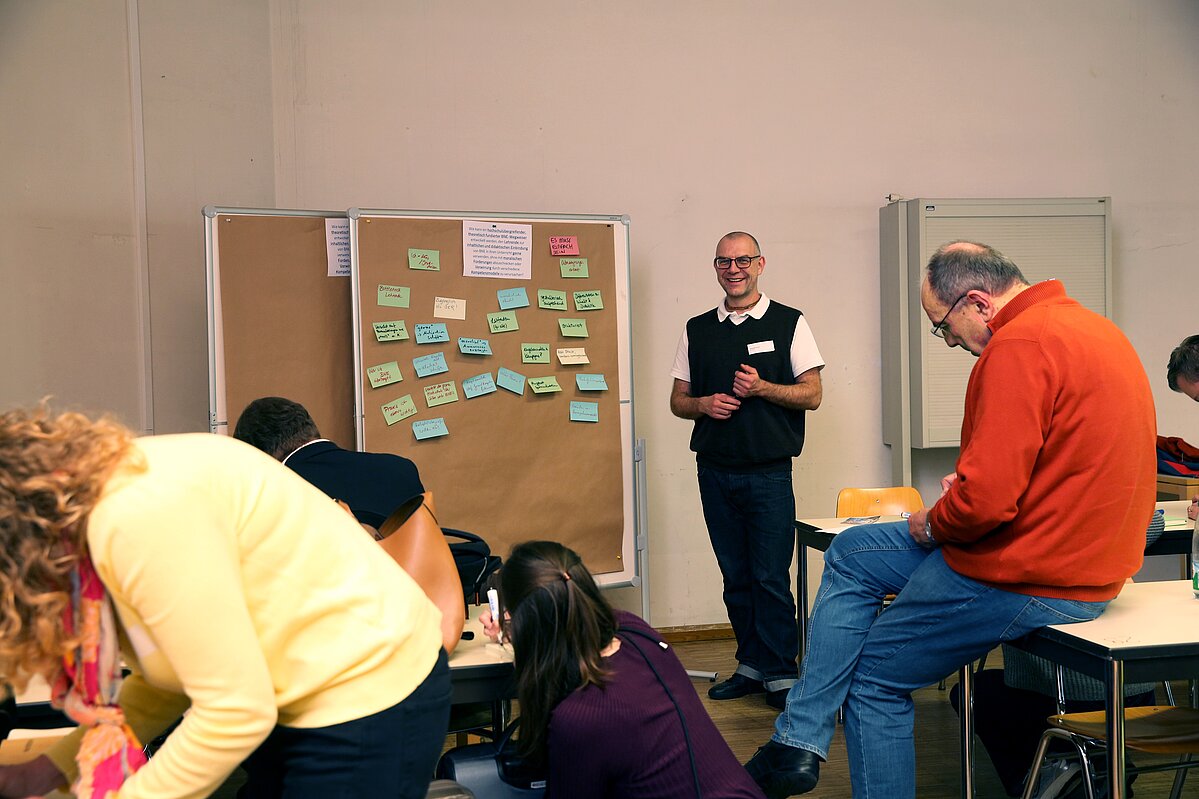 Phase "Problem verstehen": Brainstorming an einer Metaplanwand mit der Teilgruppe angeleitet von TH OWL-Nachhaltigkeits-Manager Dr. Christoph Harrach.