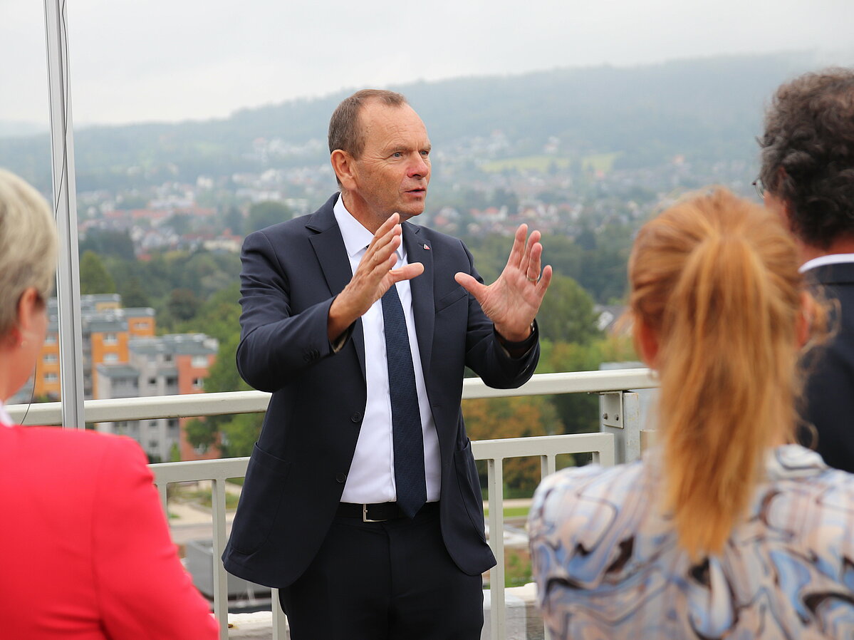 Hochschulpräsident Prof. Dr. Jürgen Krahl auf dem Dach der Technischen Hochschule OWL