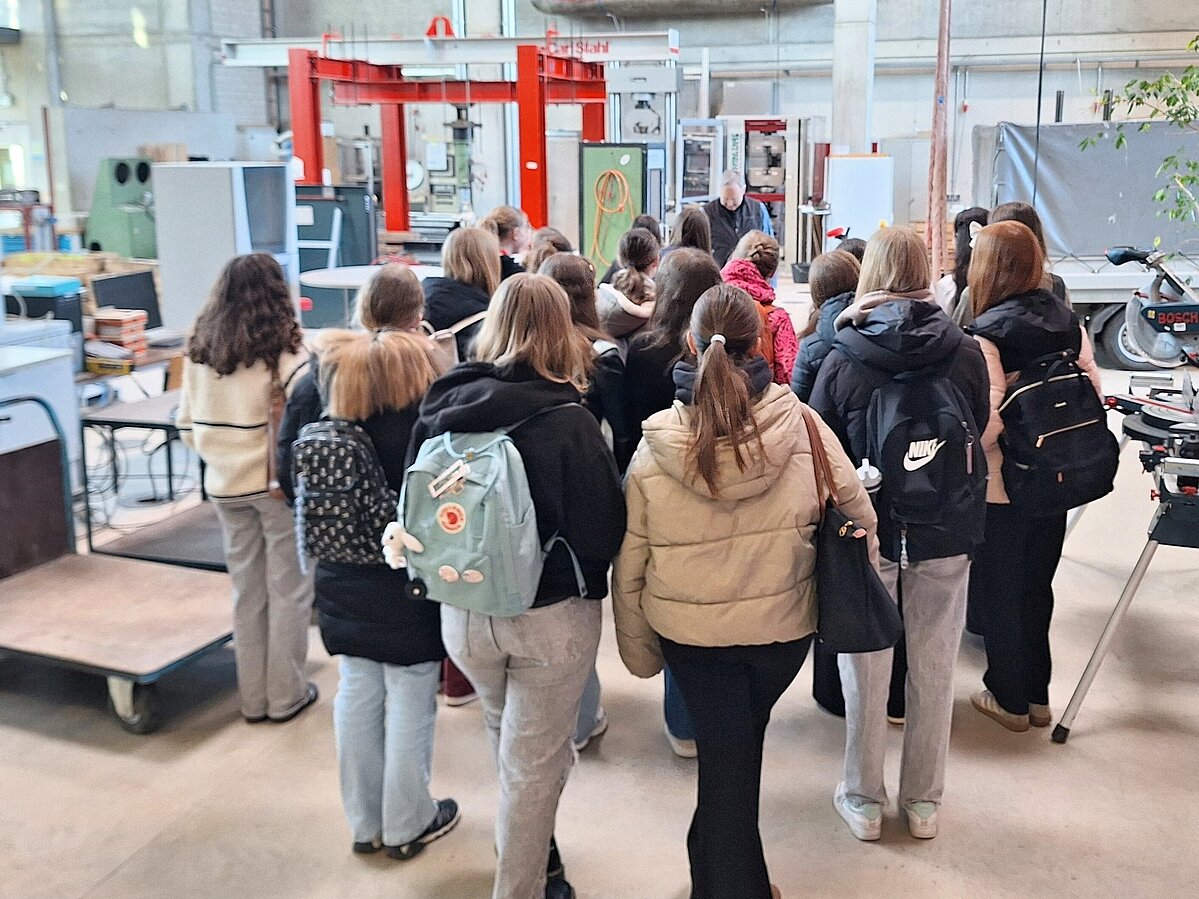 Führung in der Laborhalle