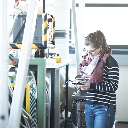 Studentin_mit_grosser_Maschine Studentin_mit_grosser_Maschine