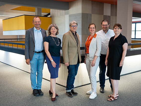Das Präsidium der TH OWL begrüßt Michael Paulus in Lemgo. (v.l.n.r: Präsident Prof. Dr. Krahl, Vizepräsidentin Prof.ìn. Dr. Pottgiesser, Michael Paulus, Vizepräsidentin Prof.'in. Dr. Knepper-Bartel, Vizepräsident Prof. Dr. Witte, Kanzlerin Nicole Soltwedel)