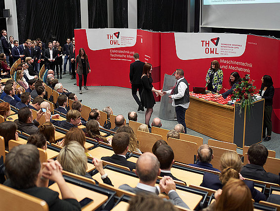 193 Absolventinnen und Absolventen der Fachbereiche Elektrotechnik und Technische Informatik sowie Maschinenbau und Mechatronik haben am 6. Dezember ihren Studienabschluss gefeiert. Foto: Andreas Winterholer