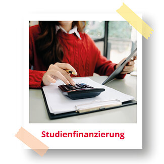 Studienfinanzierung Polaroidfoto einer Person mit Taschenrechner, Tablet und Unterlagen am Schreibtisch. Sichtbarer Text: ‚Studienfinanzierung‘.