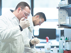 Zwei Wissenschaftler im Labor